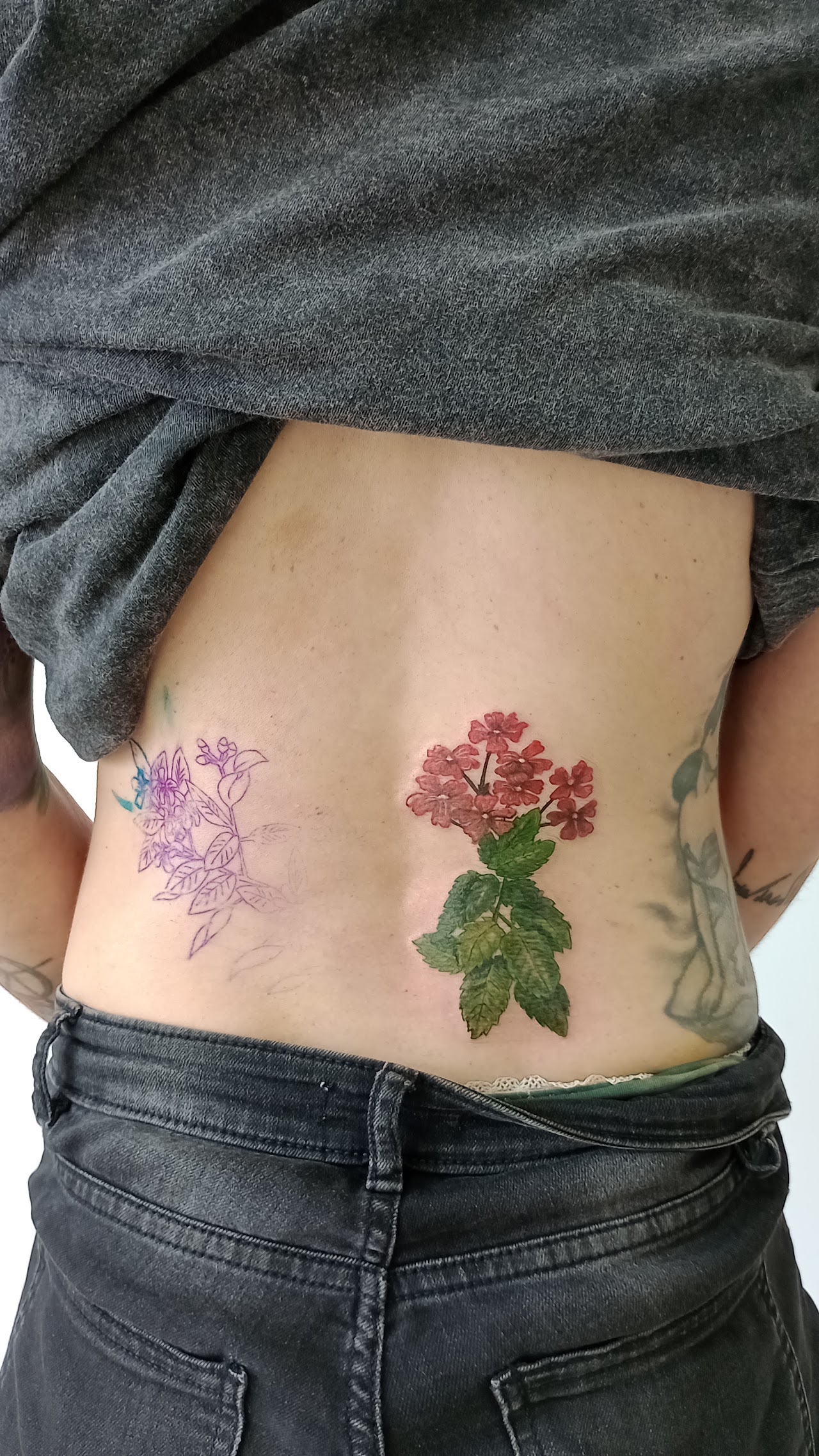Tatuaje floral a color en espalda baja