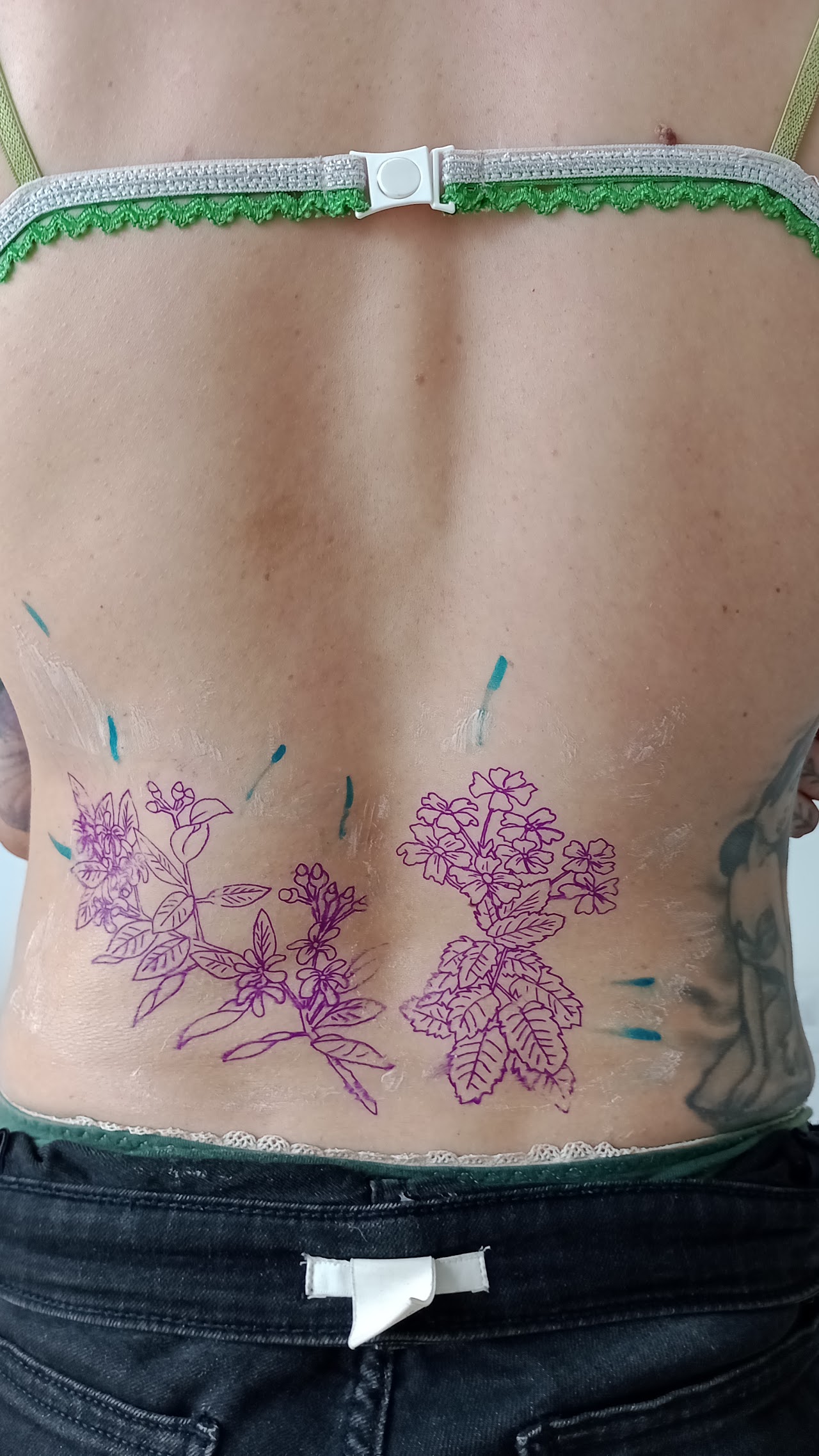 Proceso de diseño de tatuaje floral